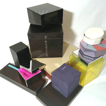 Mélange de boîtes de tous matériaux